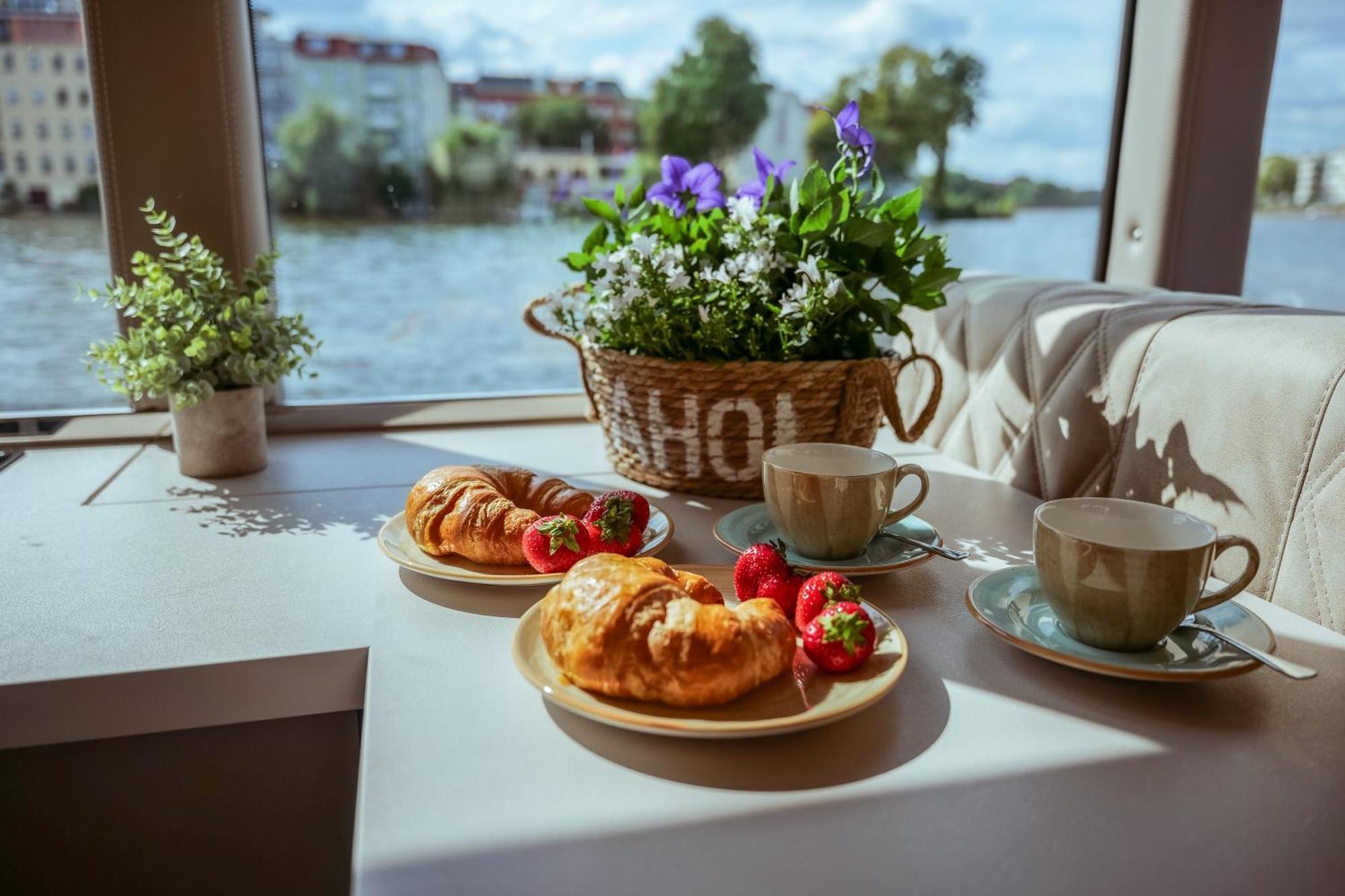 Nena Hausboot Botel Berlino